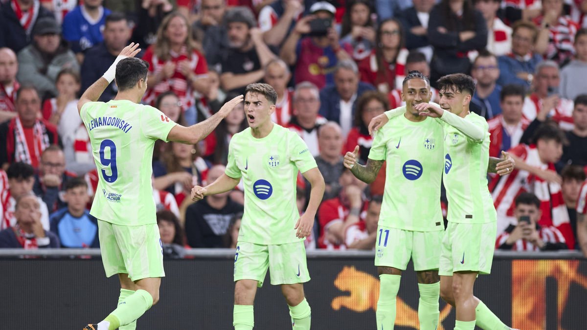 Jugadors del Barcelona celebren un dels gols que va anotar Lewandowski, ahir a Bilbao, en l’últim partit de la Lliga. - EUROPA PRESS