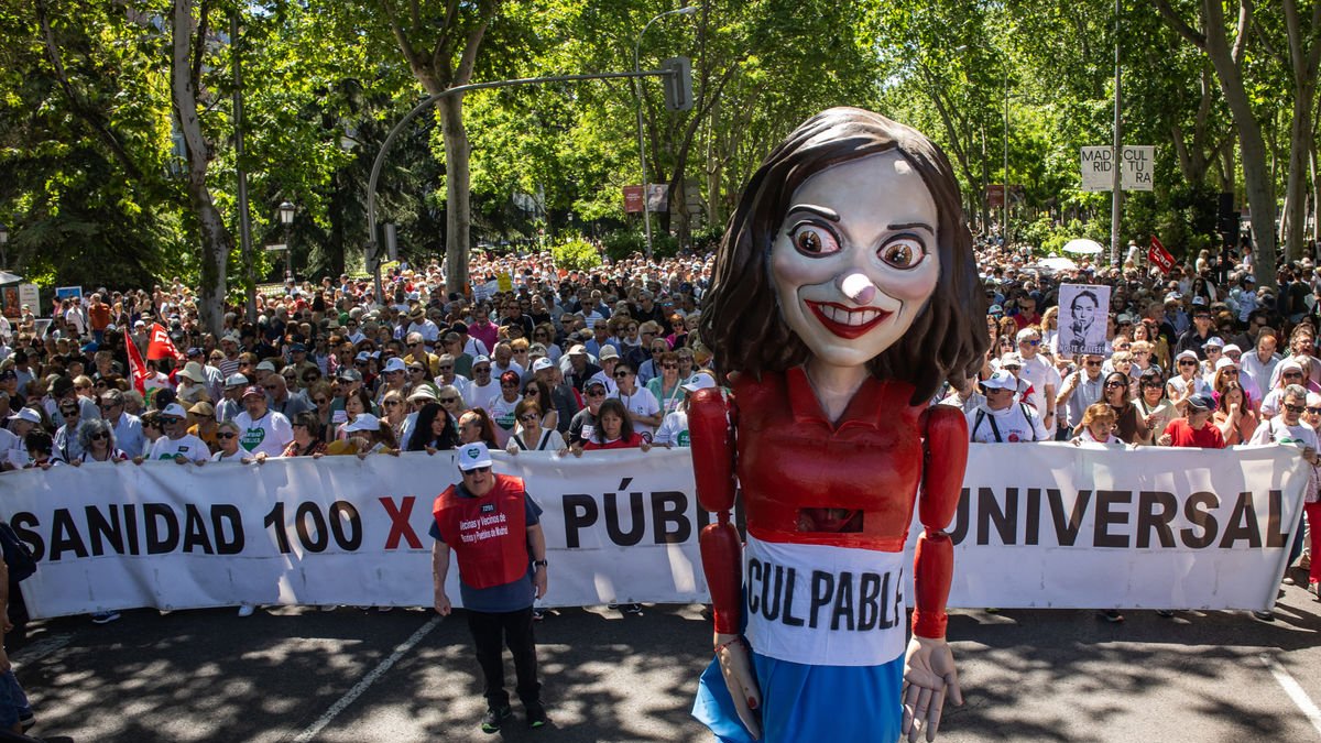 Momento de la protesta contra la política sanitaria del Gobierno madrileño de Isabel Díaz de Ayuso. - ALEJANDRO MARTÍNEZ VÉLEZ / EUROPA PRESS