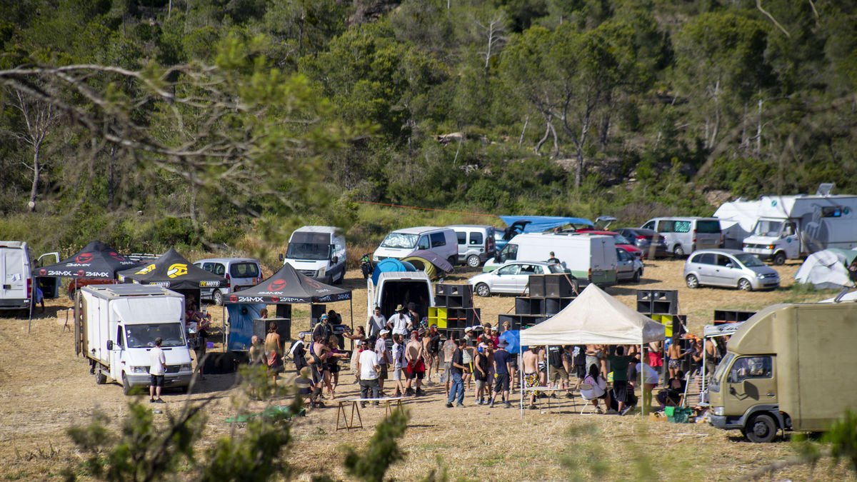 Participants ahir en una festa il·legal en una finca forestal de Llardecans. - GERARD HOYAS