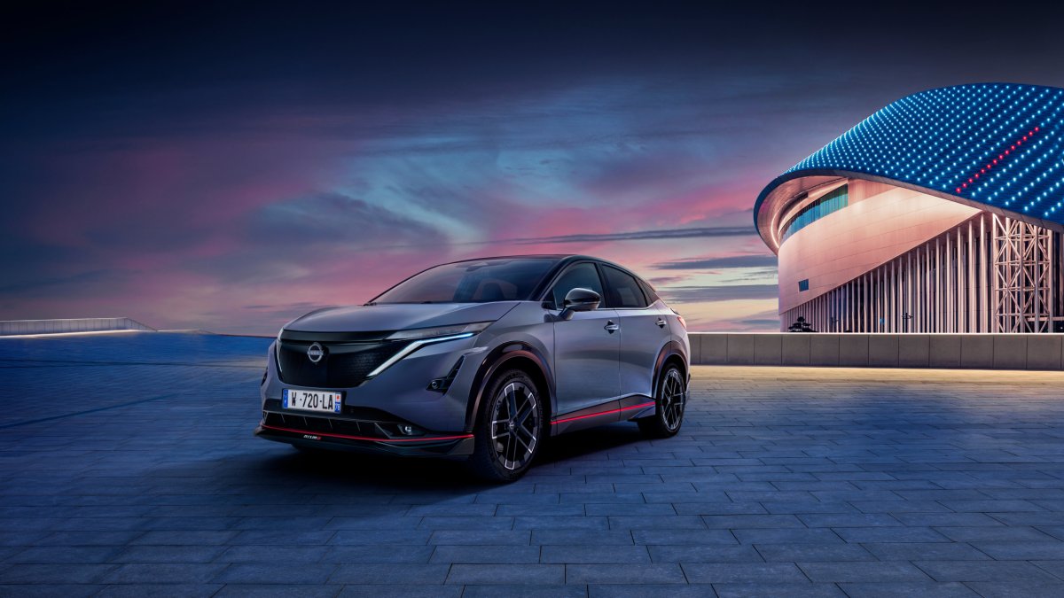 La seua potència assoleix els 435 CV, procedents de dos motors elèctrics, un per eix.