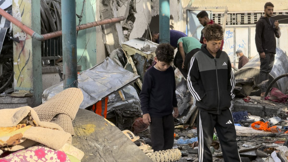 Vista de los cadáveres y los escombros causados por el ataque aéreo israelí contra la escuela Al Jerjawi, en el barrio de Al Daraj, en la ciudad de Gaza.