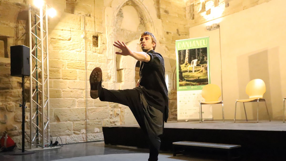El coreógrafo y bailarín barcelonés Aleix Martínez, ayer en la presentación del Dansàneu en la Seu Vella. - MAGDALENA ALTISENT