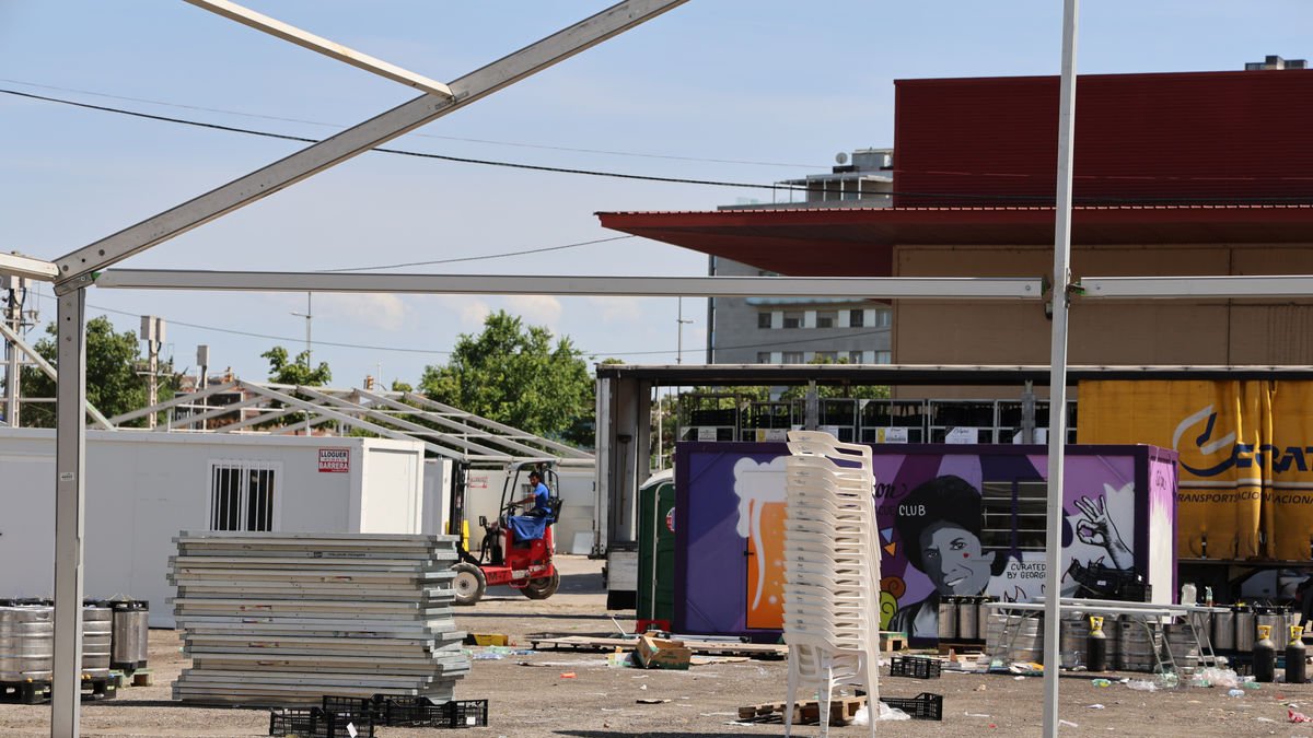 Tareas de desmontaje de carpas, ayer en los Camps Elisis. - AMADO FORROLLA