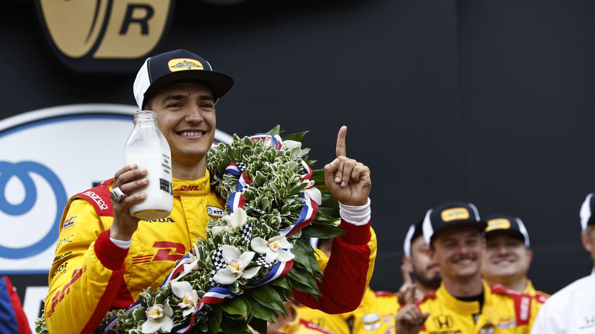 El pilot català celebra el triomf amb el tradicional pot de llet. - EFE/CHRIS JONES/INDYCAR