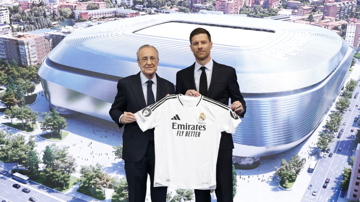 Florentino Pérez y Xabi Alonso, en la presentación del vasco. - EFE