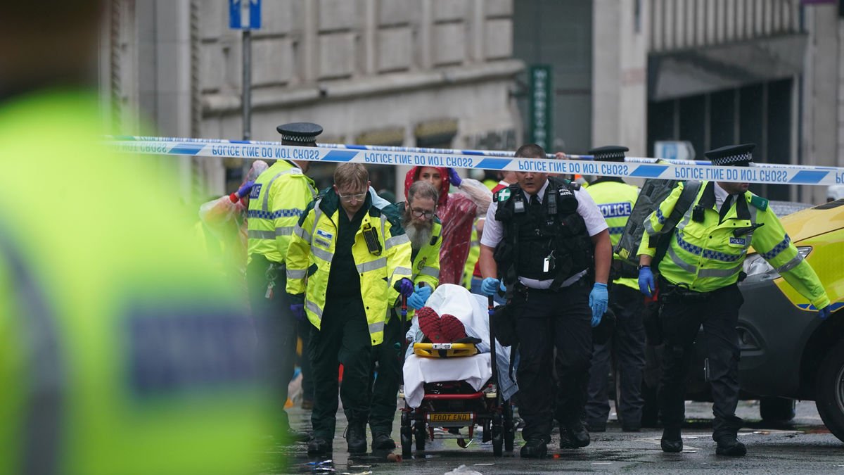 Una de les víctimes de l’atropellament és retirada en llitera. - EUROPA PRESS