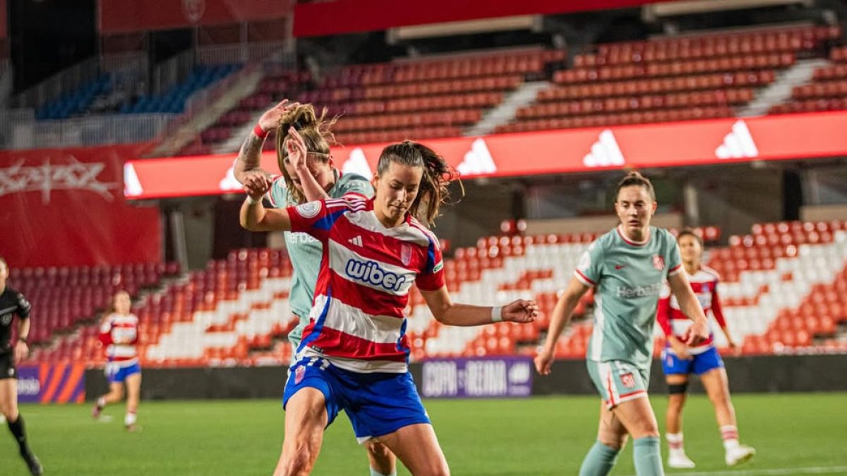 Andrea Gómez, jugando con el Granada en el Nuevo Los Cármenes. - GRANADA CF