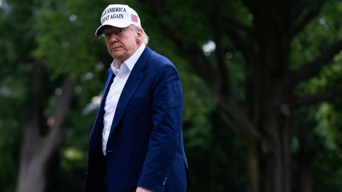 Trump dice tras conversar con Von der Leyen que “todo el mundo” quiere negociar con EEUU. - EFE/EPA/TIERNEY L CROSS / POOL