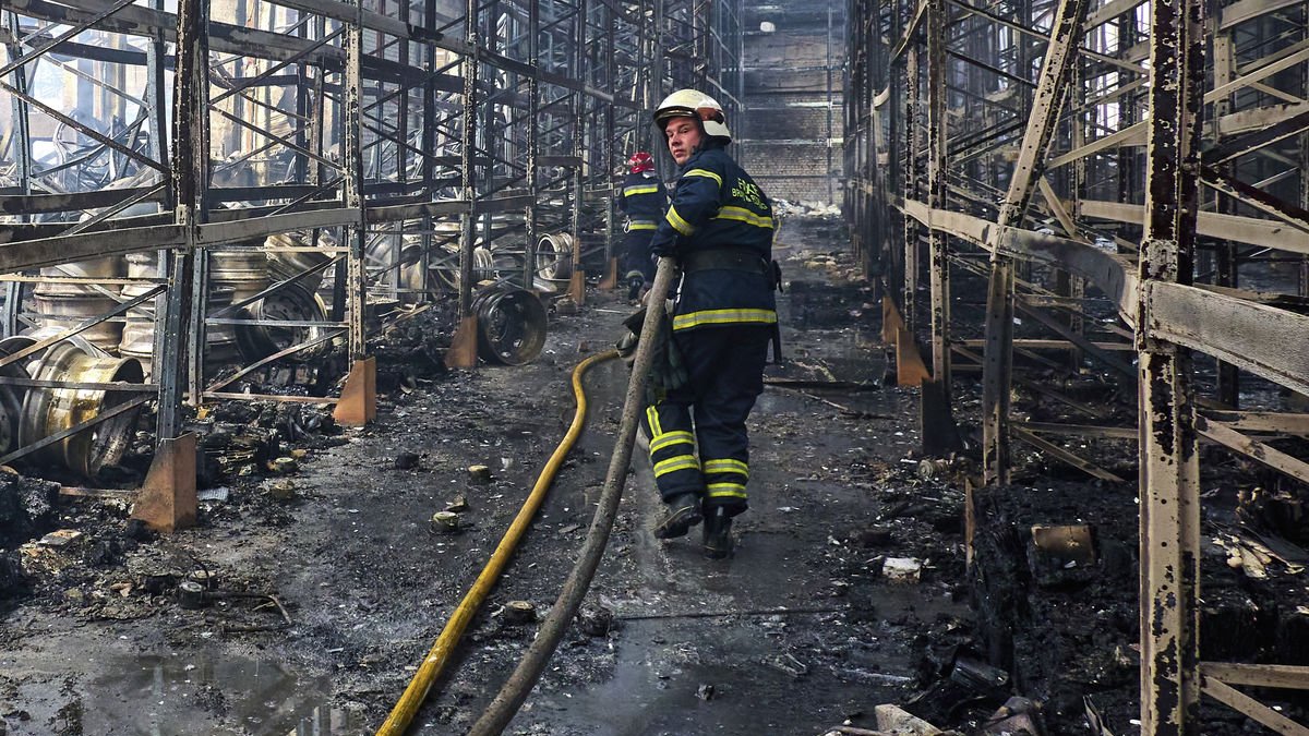 Bomberos ucranianos trabajan en una nave atacada por Rusia. - EFE/EPA/SERGEY KOZLOV