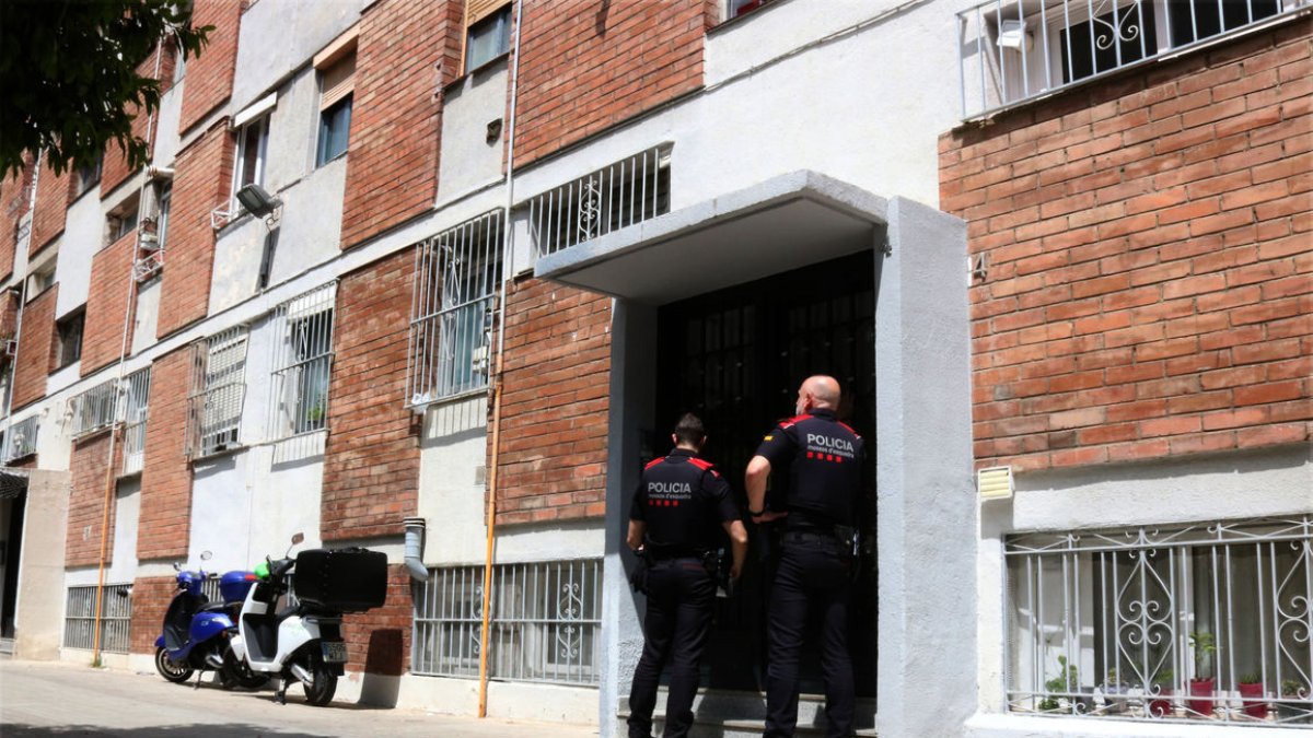 Diversos agents al portal del pis on es va trobar el cadàver. - NORMA VIDAL/ACN