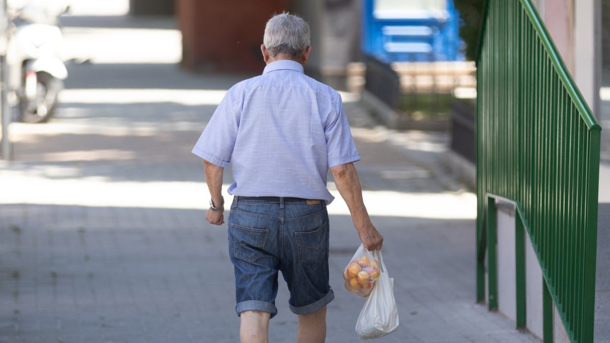 Un pensionista caminando por la calle. 
