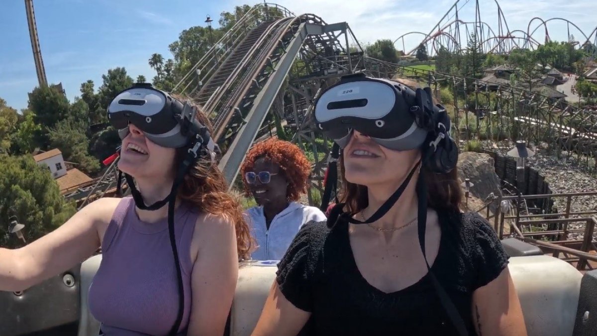 Visitants gaudint de la nova experiència 'El Diable Neo' de PortAventura Park