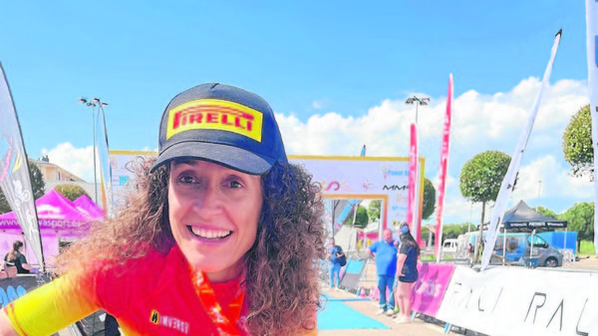 Ramona mostra la medalla d’or obtinguda a l’Estatal.