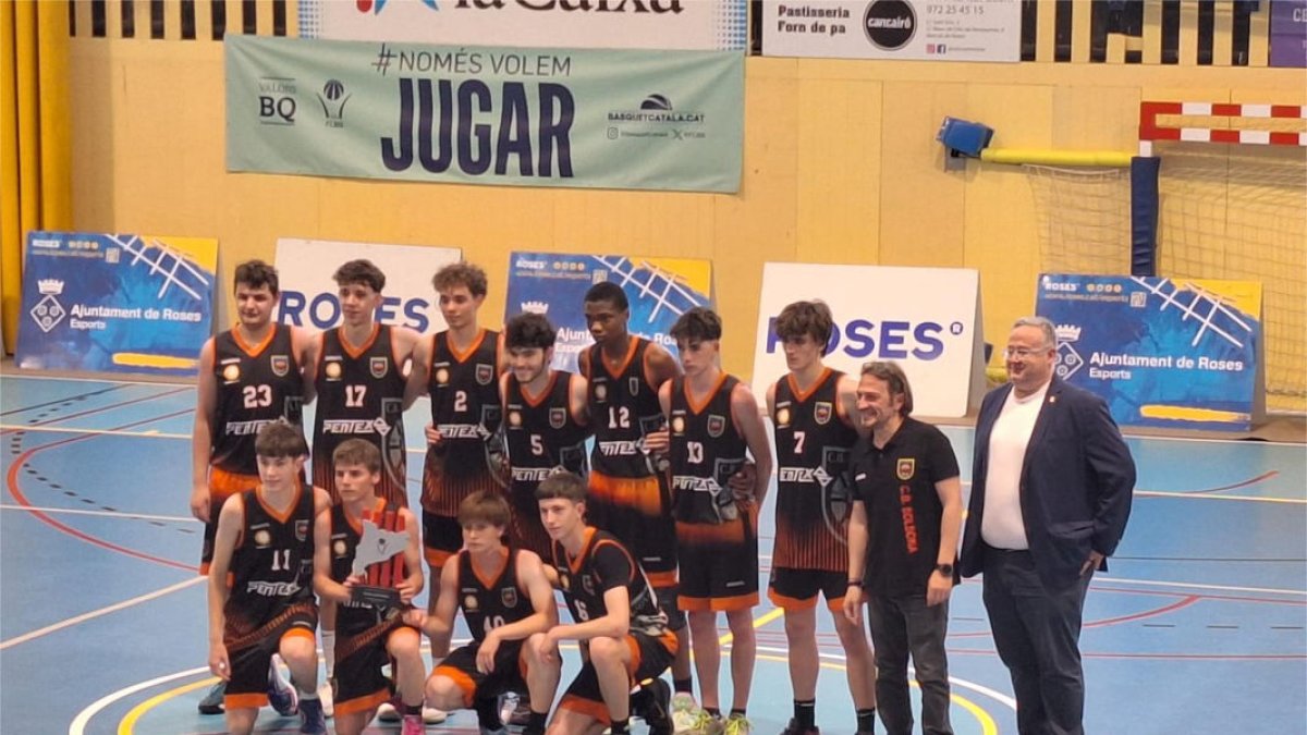 El equipo sub-20 del CB Solsona posa con el trofeo de subcampeón.