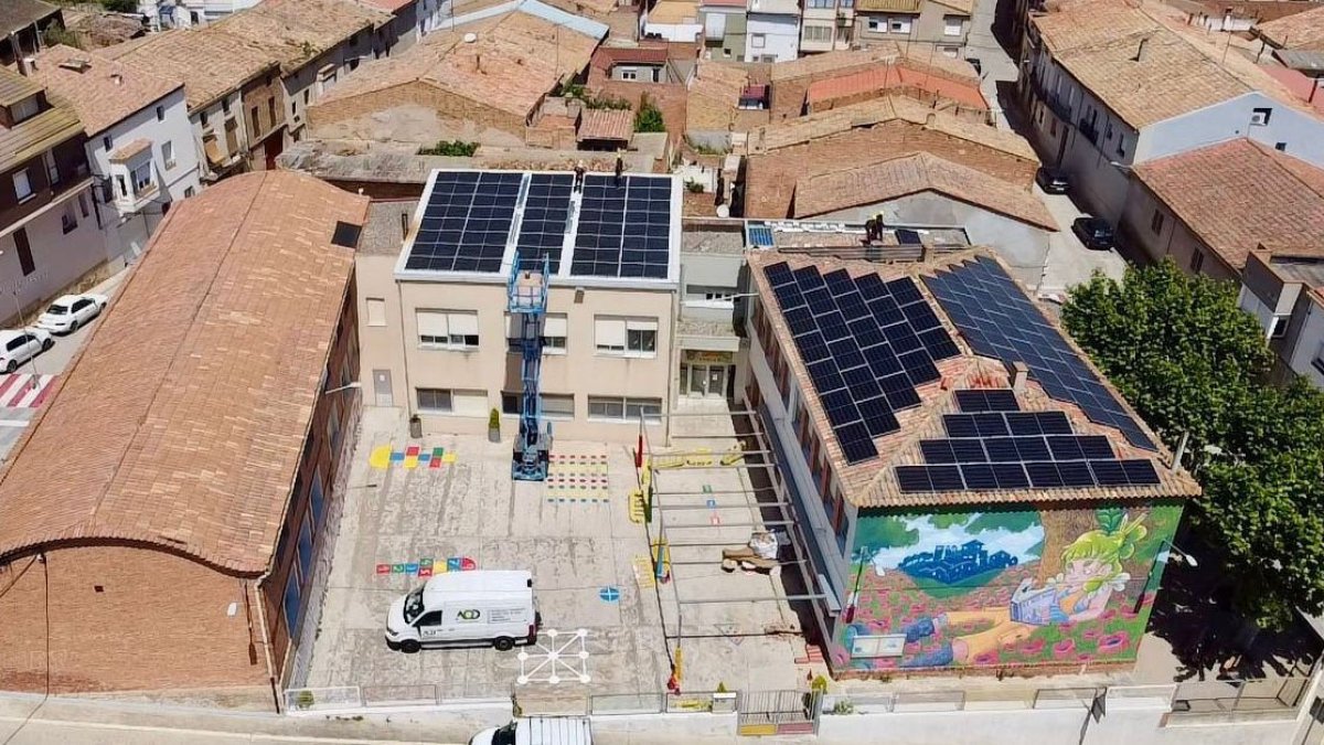 Els treballs per instal·lar les plaques solars a la teulada del col·legi. - AJUNTAMENT DE MIRALCAMP