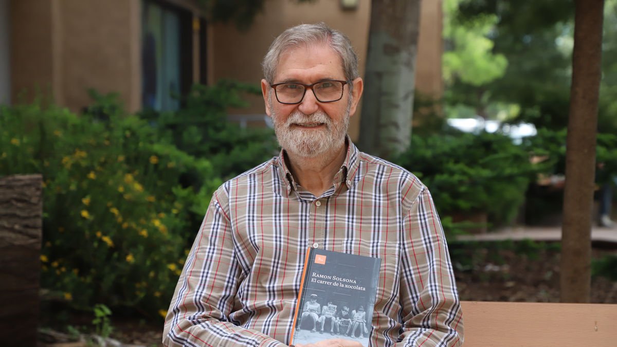 L’escriptor i periodista barceloní Ramon Solsona, ahir a Lleida amb el seu llibre ‘El carrer de la xocolata’. - MAGDALENA ALTISENT