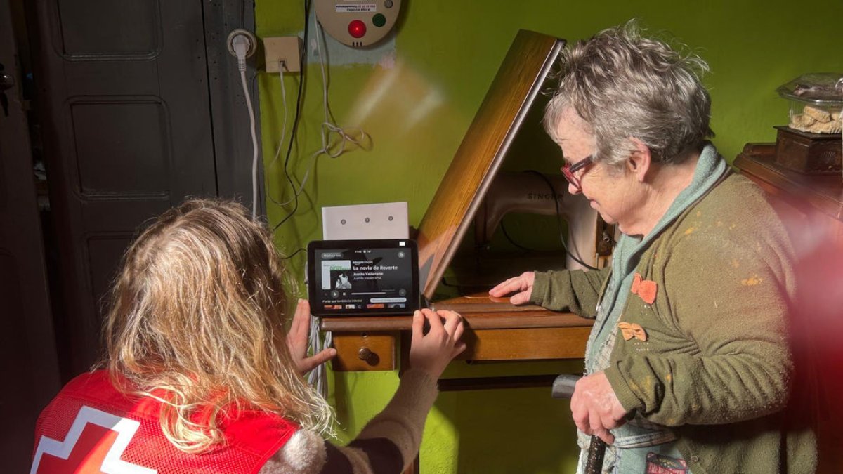 Una de las usuarias, con una voluntaria de Creu Roja. - CREU ROJA