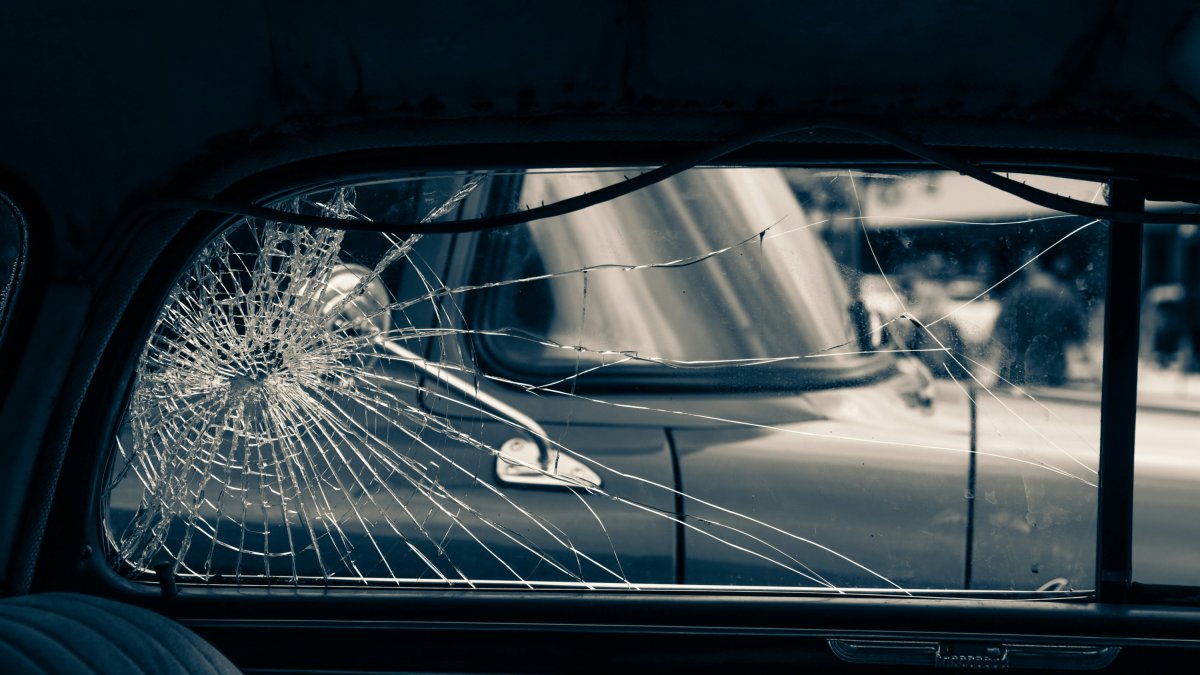 Imagen de archivo de un coche vandalizado.