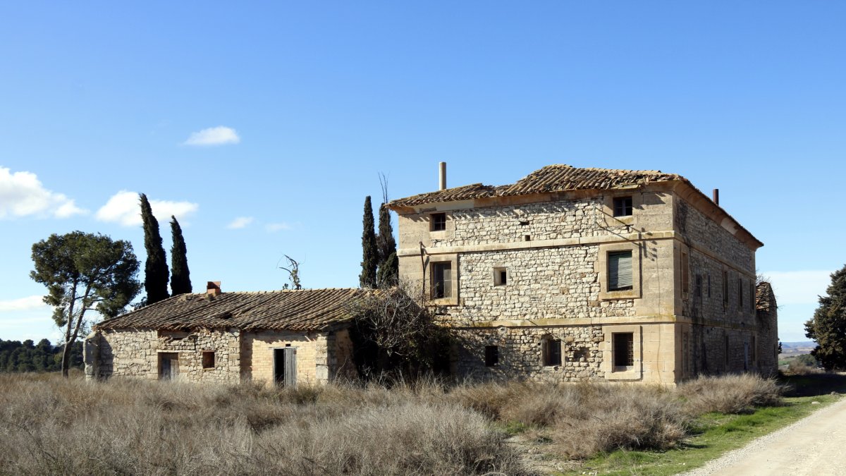 La casa de Vallmanya on estiuejava Francesc Macià, actualment deteriorada per la manca de manteniment.