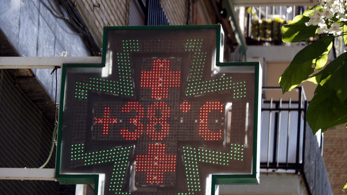 Un termòmetre de carrer marca 38 graus a Lleida ciutat.