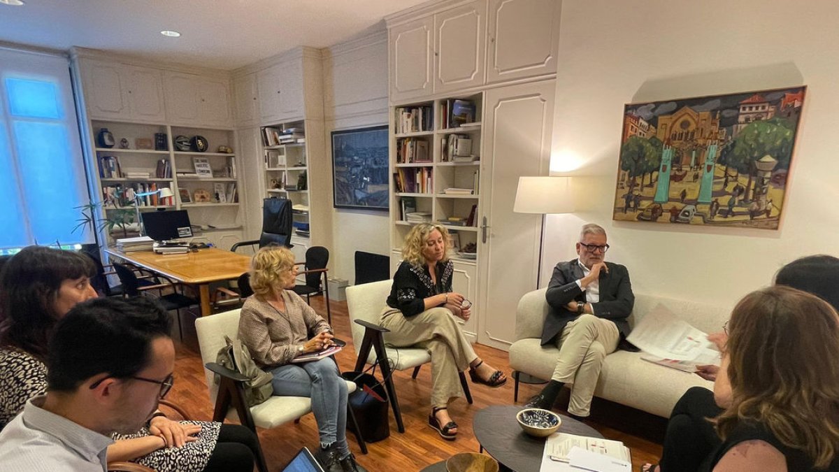 La edil de Cultura, Pilar Bosch, y el alcalde, Fèlix Larrosa, ayer en la reunión con la dirección del CNL. - AJUNTAMENT DE LLEIDA