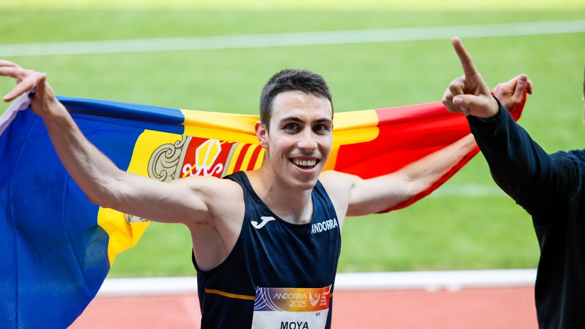 Pol Moya celebrando con la bandera andorrana el oro conseguido en los 800 metros. - FERNANDO GALINDO/DIARI D’ANDORRA