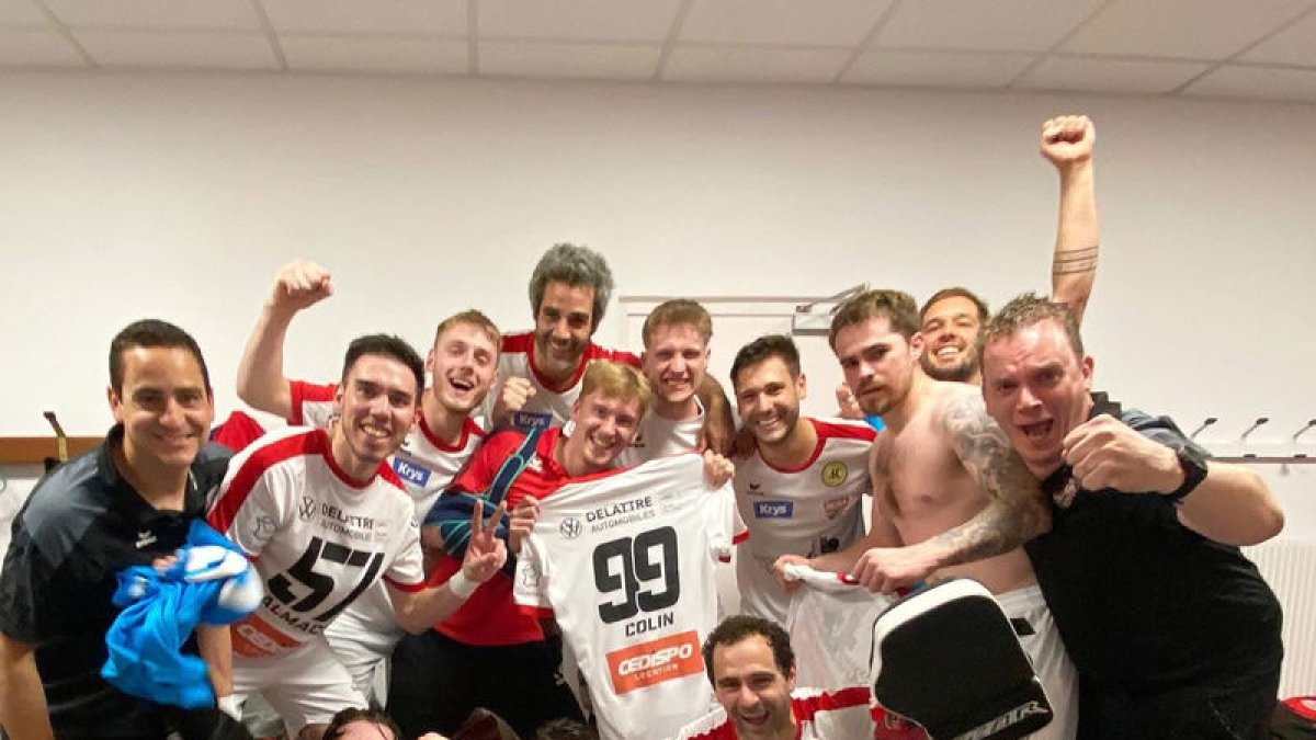 Roc Llisa, dempeus el quart per la dreta, celebrant el títol.