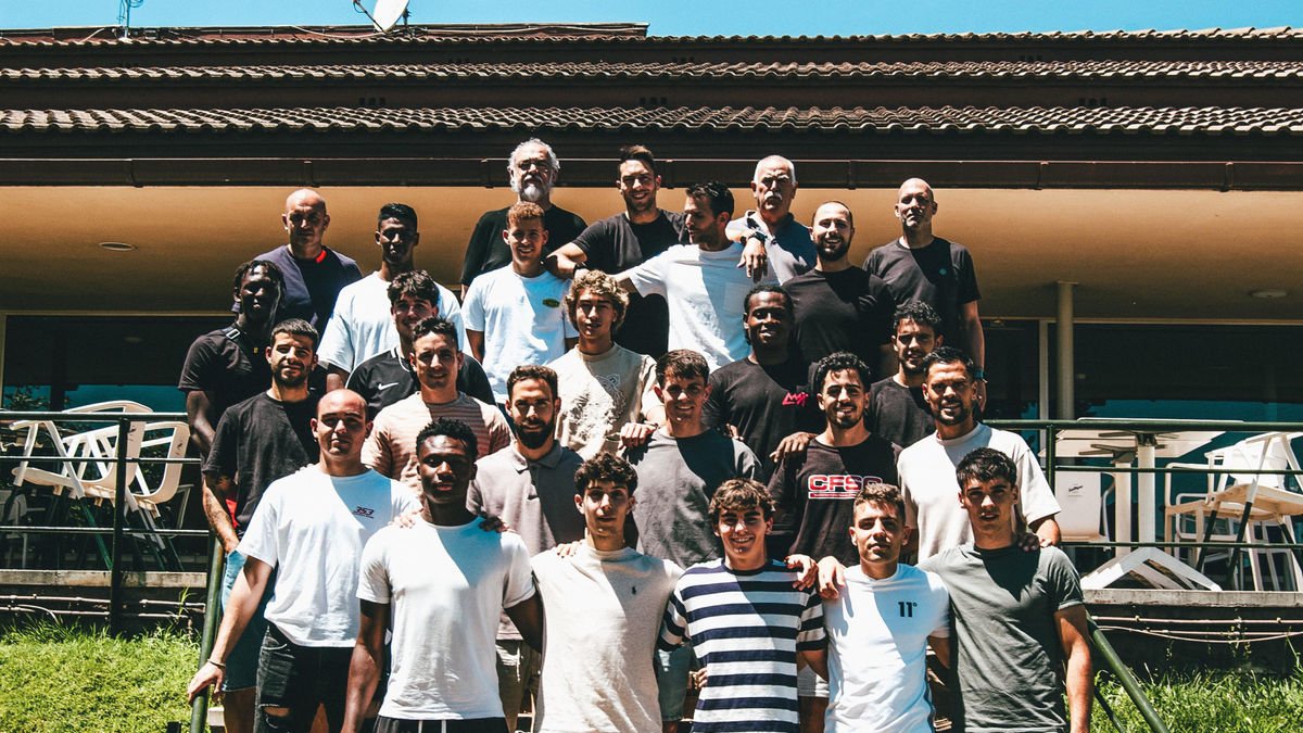 La plantilla y miembros del Atlètic Lleida ayer en el CT Lleida. - ATLÈTIC LLEIDA