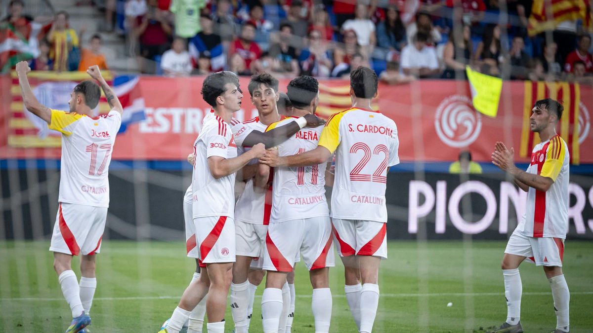 Els jugadors catalans celebren el 2-0 anotat per Carles Aleñà, que va sentenciar el triomf a l’equip de Gerard López davant de Costa Rica. - FCF
