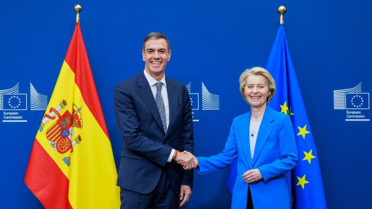 Ursula von der Leyen rep Pedro Sánchez a la seu de la Comissió Europea a Brussel·les. - PRESIDÈNCIA DEL GOVERN