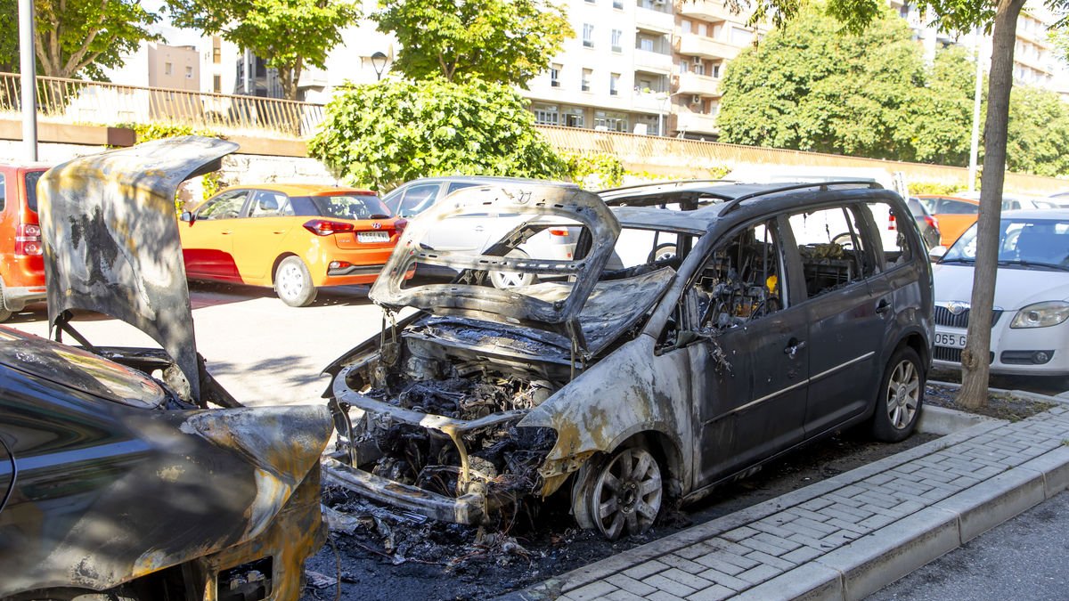 Imatge dels cotxes afectats a Hospitalers de Sant Joan. - JORDI ECHEVARRIA