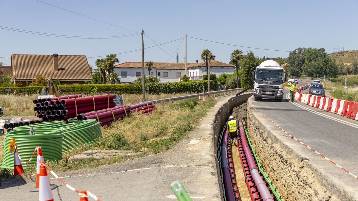 Obras de la línea de alta tensión entre Alcarràs y Lleida, junto a varias casas al lado de la N-II. - JORDI ECHEVARRIA