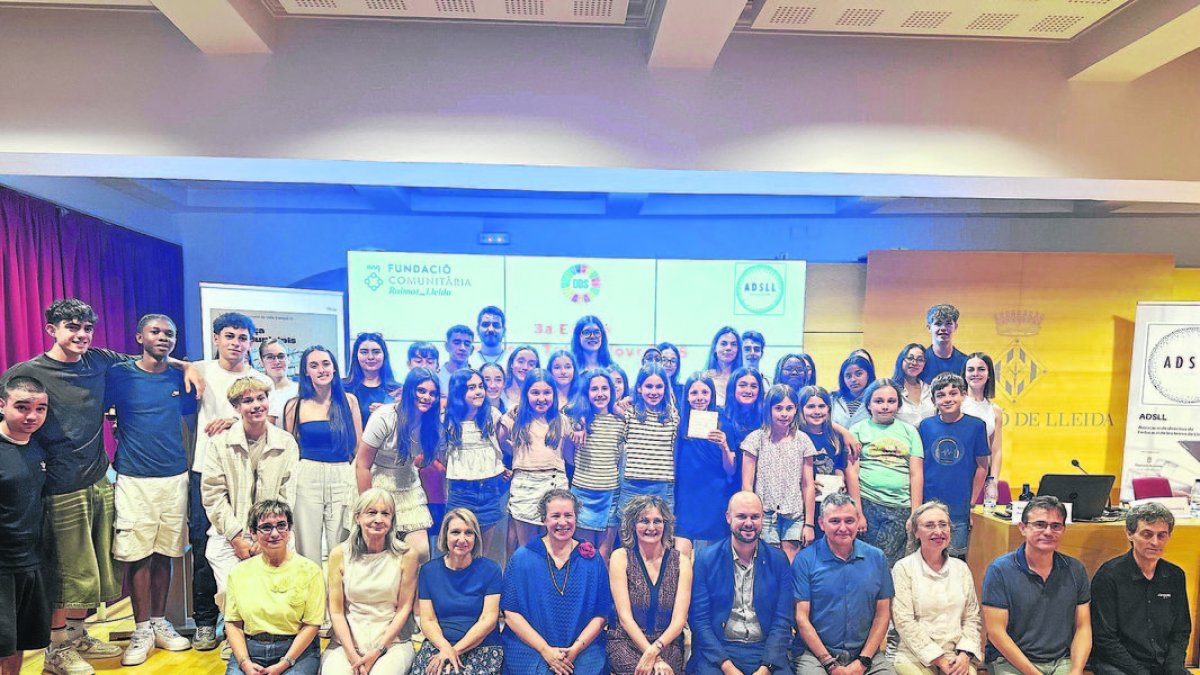 Foto dels premiats, amb els impulsors dels guardons, entregats a la Diputació. - DIPUTACIÓ