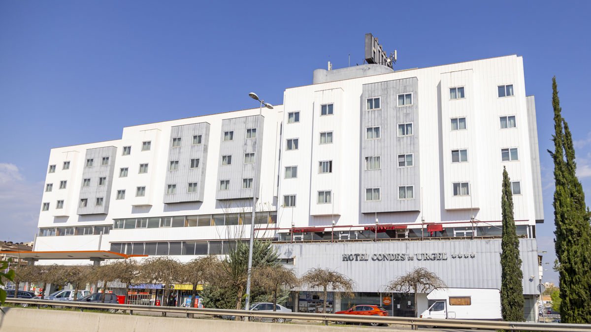 L’edifici de l’hotel Condes de Urgel, que va tancar el juliol del 2018. - JORDI ECHEVARRIA
