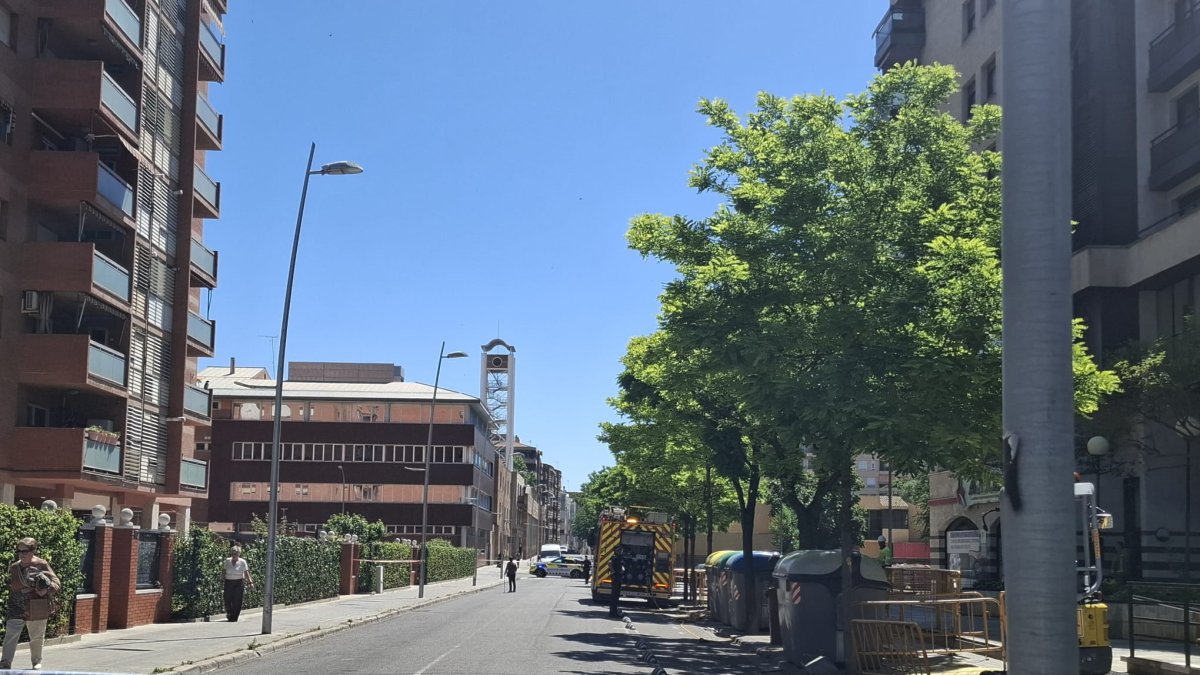 Els serveis d’emergència han abalisat una zona segura al carrer Bisbe Irurita
