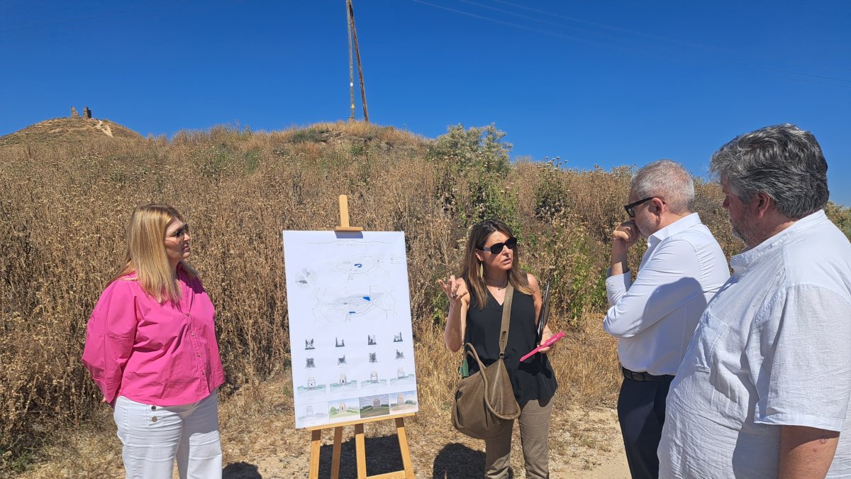 La visita a la Moradilla ha comptat amb la tinent d'alcalde Begoña Iglesias, l'alcalde de Lleida Fèlix Larrosa i el dels Alamús Toni Bosch, a més de l'arquitecta municipal.