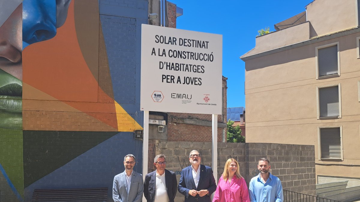 L’alcalde, Fèlix Larrosa, amb el president del consell rector de TAU Catalunya, Miquel Pigem, i membres de la Paeria al solar en el qual s’aixecaran els 11 habitatges.