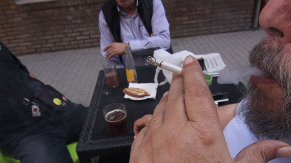 Un home fuma en una terrassa d'un bar a Lleida en una imatge d'arxiu.