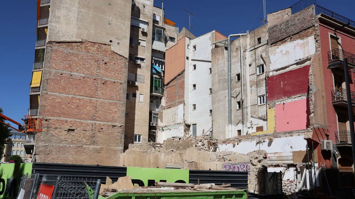El derribo del edificio en ruina de la calle del Nord, casi acabado - AMADO FORROLLA