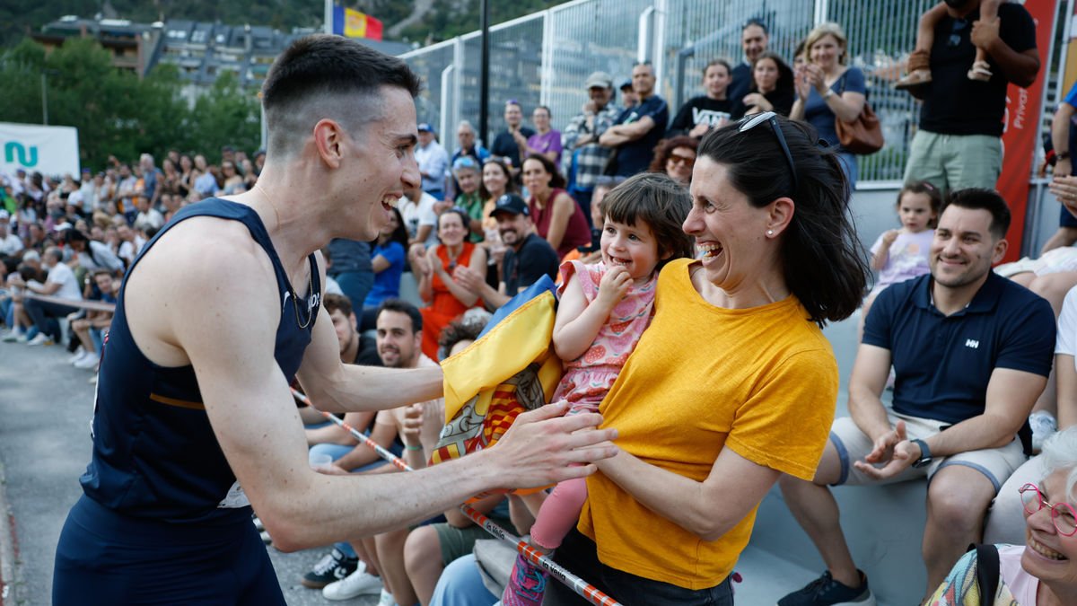Pol Moya, con su esposa y su hija tras llegar a meta. - FERNANDO GALINDO/DIARI D’ANDORRA