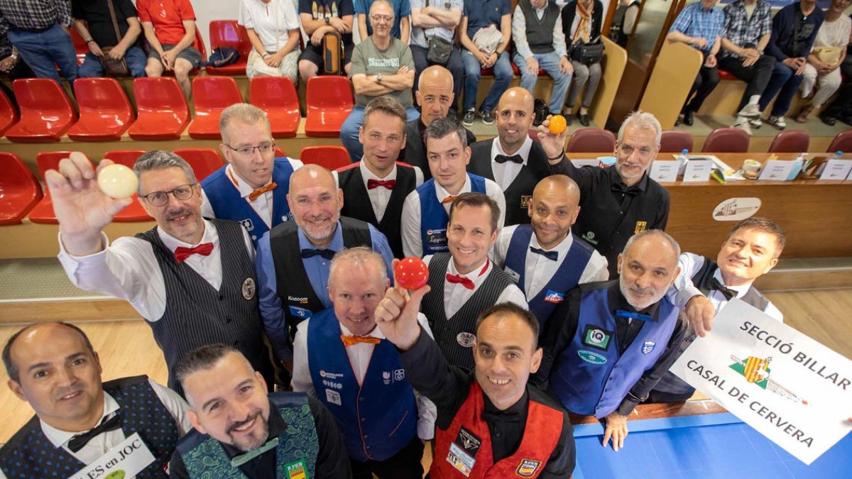 Los participantes en el Europeo del cuadro 47/2 posan juntos ayer antes de iniciar la competición.