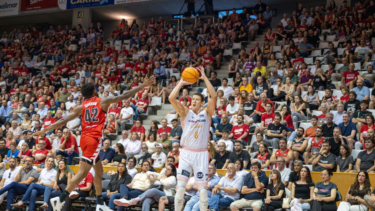 Bozic llança a cistella pressionat per Durham. - ACB PHOTO/SERGI GERONÈS