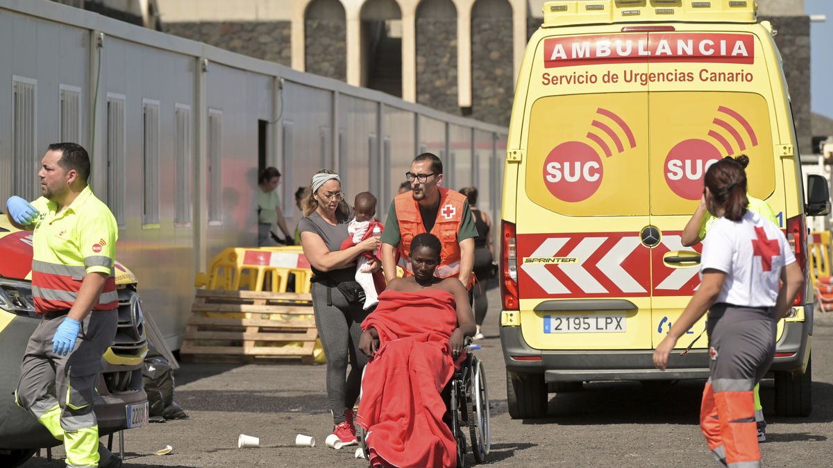 Atención a uno de los inmigrantes rescatados del cayuco. - EFE/ GELMERT FINOL