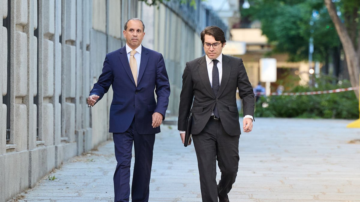 Alberto González Amador, pareja de Ayuso, yendo hacia el juicio del pasado martes junto a su abogado. - JESÚS HELLÍN / EUROPA PRESS