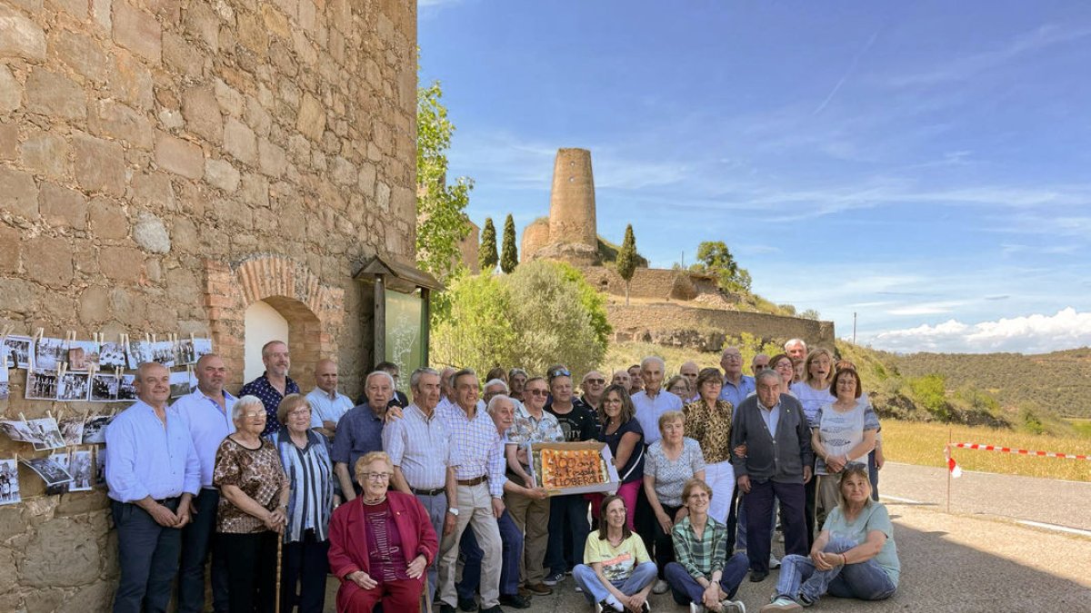 Un grup d’antics alumnes de l’escola de Lloberola de diverses generacions.