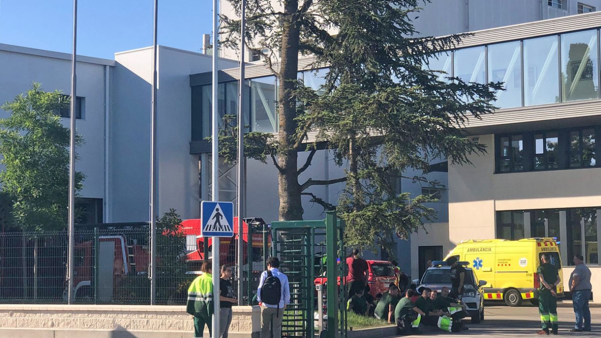 Efectius d’emergències i treballadors, ahir a l’exterior de l’empresa Cotécnica de Bellpuig. - LAIA PEDRÓS