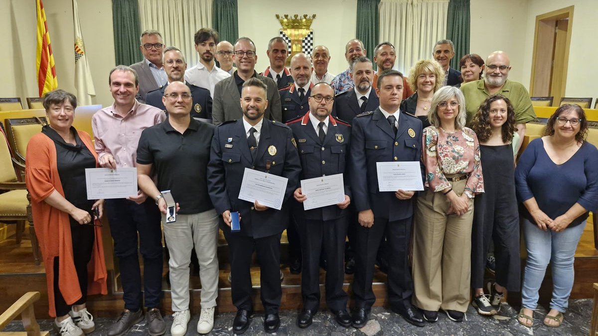 Mollerussa va fer un reconeixement a agents de cossos policials. - J.GÓMEZ