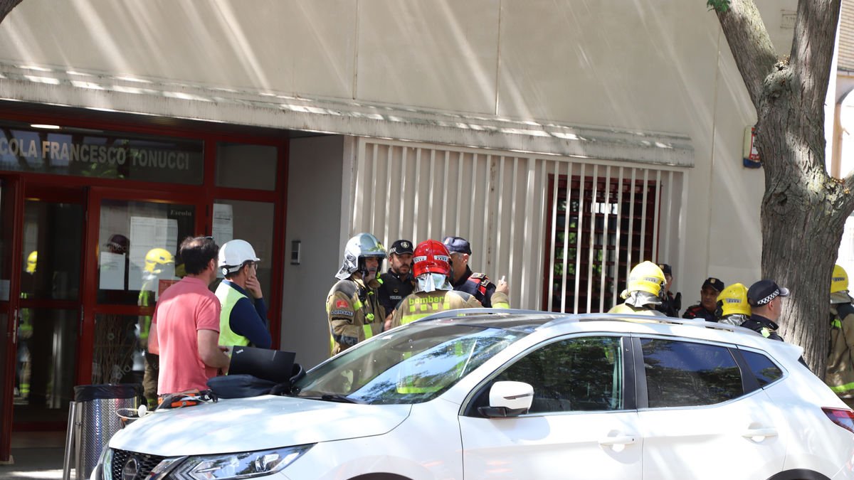 Serveis d’emergències ahir al matí a l’entrada del col·legi Francesco Tonucci - MAGDALENA ALTIENT