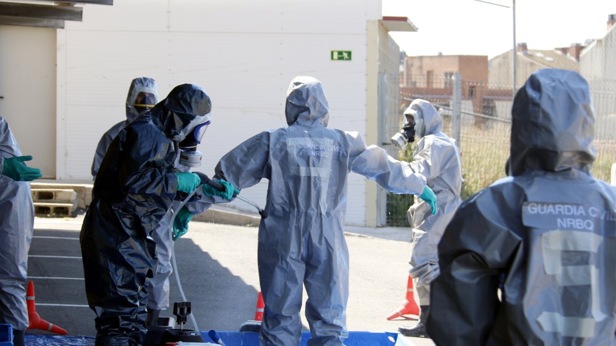 Feines de desinfecció durant el simulacre d'incidents NRBQ a la comandància de la Guàrdia Civil de Lleida.