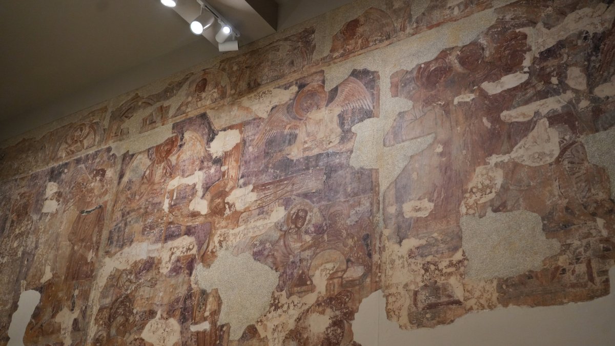 Una de les pintures murals de Sixena exposades al MNAC, a Barcelona.